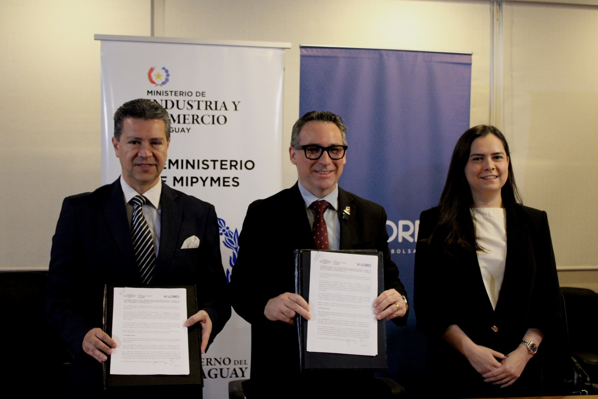 Viceministerio de Mipymes y Valores Casa de Bolsa firman convenio para acercar a las empresas al mercado de capitales